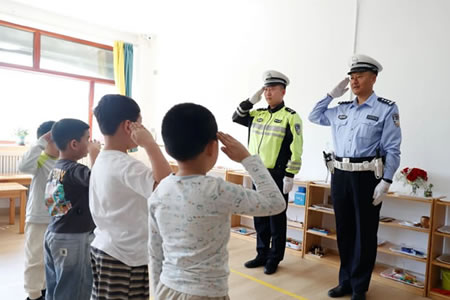 肇东公安交警走进辖区幼儿园开展交通安全宣传活动欢庆“六一”