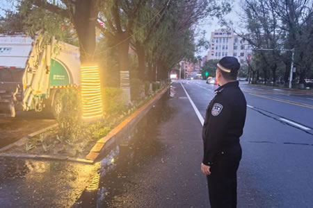 电线漏电冒火花 民警处置保民安