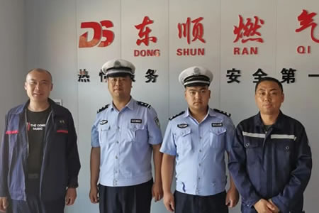 肇东交警大队牢牢拧紧危化品运输企业“安全阀”
