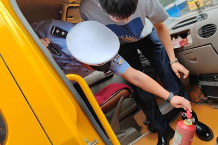 肇东公安交警全面开展校车集中安全大检查及交通安全宣传活动