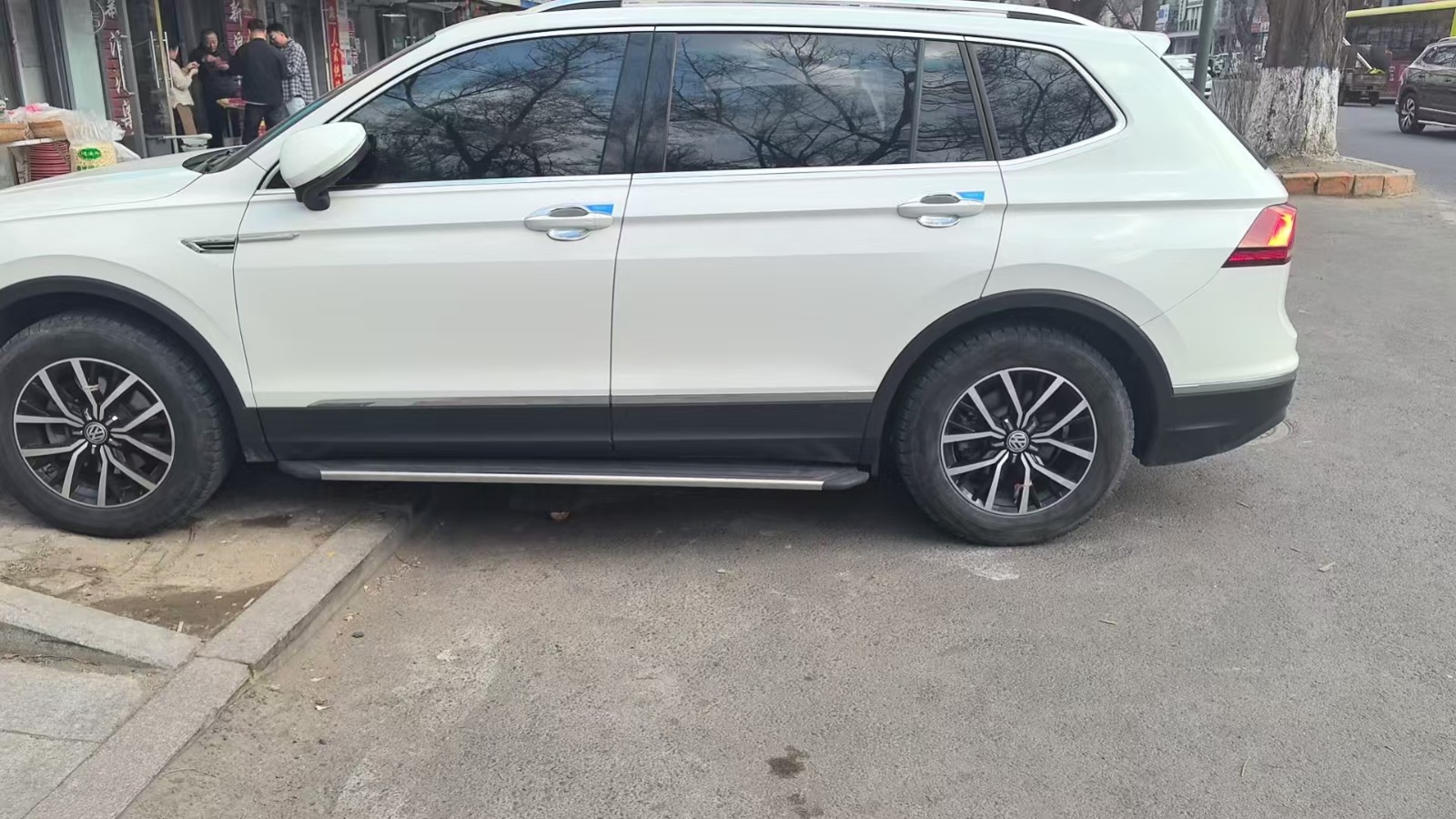 ����;��L